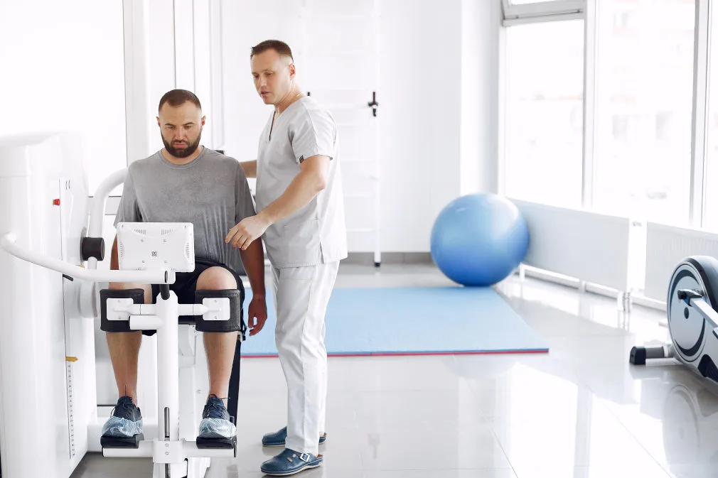doctor with patient physiotherapy clinic jpg - نگاهی به دستاورد های اخیر پزشکی توانبخشی